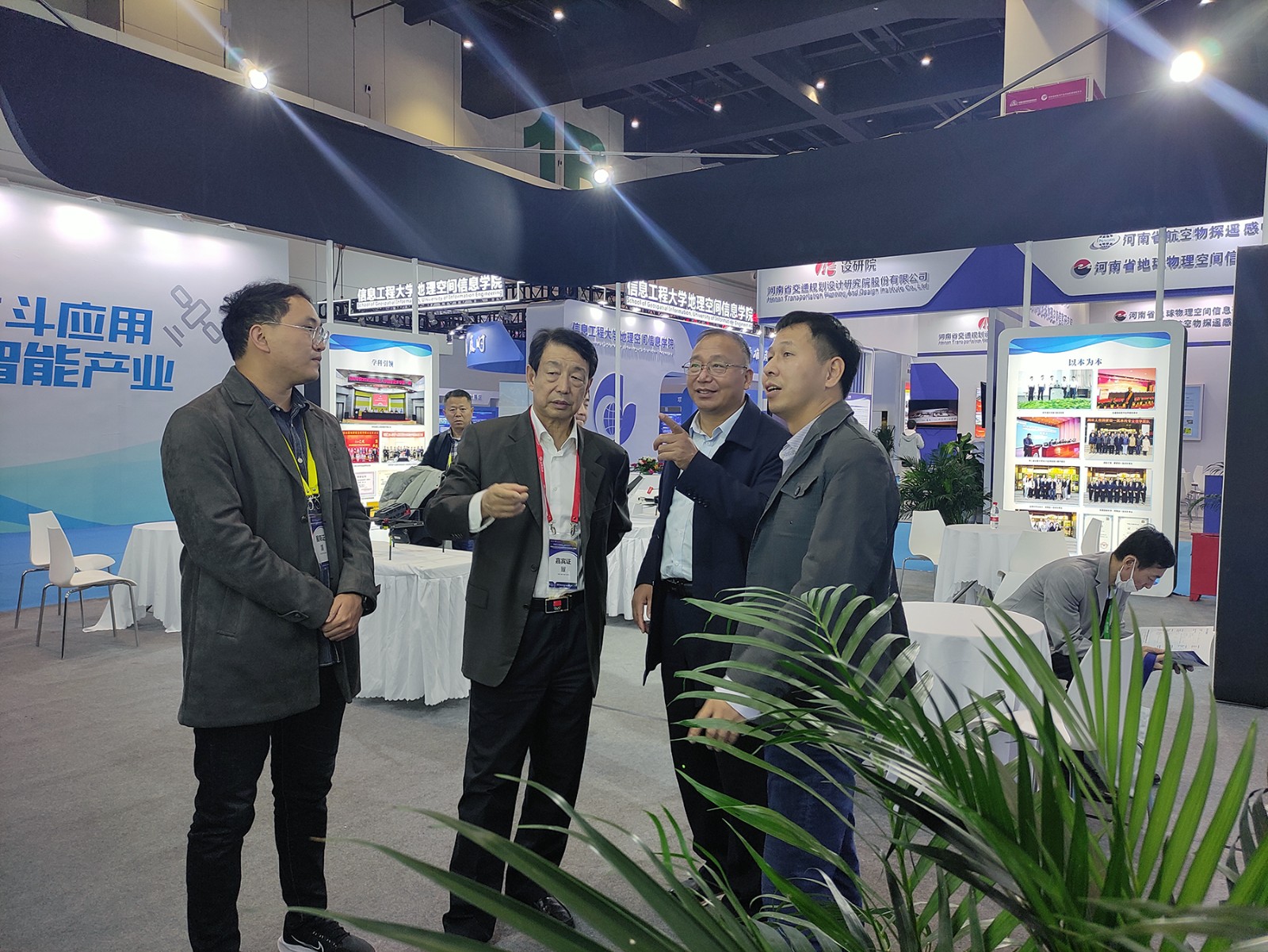 2.中国卫星导航定位协会会长于贤成莅临美女做爱影片
展位.jpg 2.中国卫星导航定位协会会长于贤成莅临美女做爱影片
展位.jpg